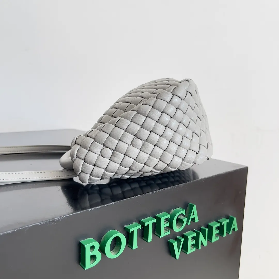Batch 1760 BOTTEGA VENETA's new mini COBBLE bag. This season's mini Cobble series brings a new style of handbag. The body of the bag resembles the shape of a "Yuanbao", giving you good luck throughout autumn and winter! This Yuanbao bag is made of three pieces of quilted cotton and has an unlined body, showing its quiet power. The bag is carefully designed to create a three-dimensional look. The joints and edges are decorated with lambskin strips to create a sense of simplicity. The handbag is not lined, so you can directly appreciate the consistent lambskin on the outside and inside. It is beautiful both inside and outside. The top handle of this handbag is made of leather-wrapped rope and is quite sturdy. The detachable shoulder strap is secured by a leather buckle inside the bag. Can be carried by hand, carried on the shoulder or cross-body, very easy to match! Style number: 805739 Size: 23*11*8cm